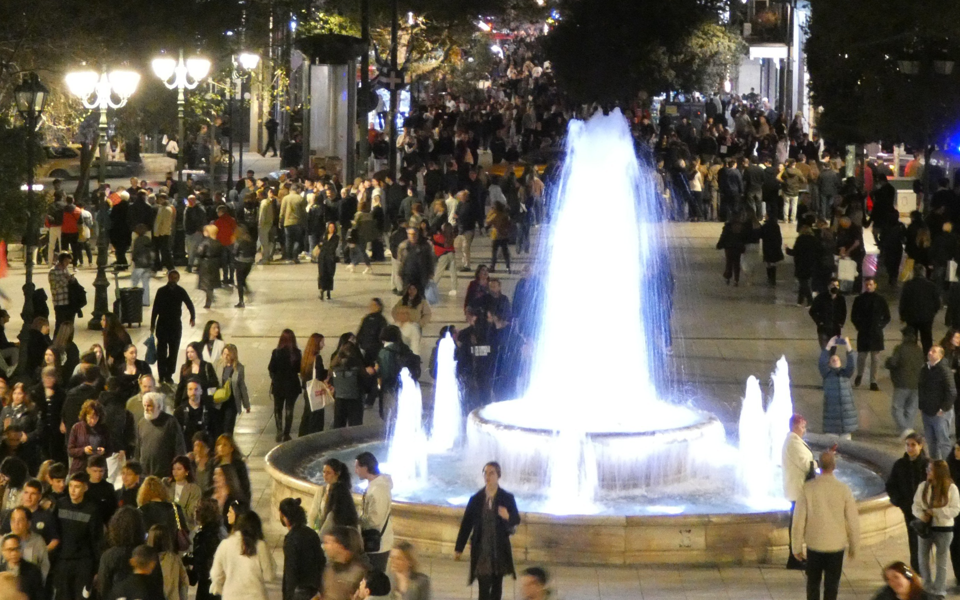 Syntagma de noche: el punto de encuentro donde la historia se cruza con la intensidad de la Atenas moderna.