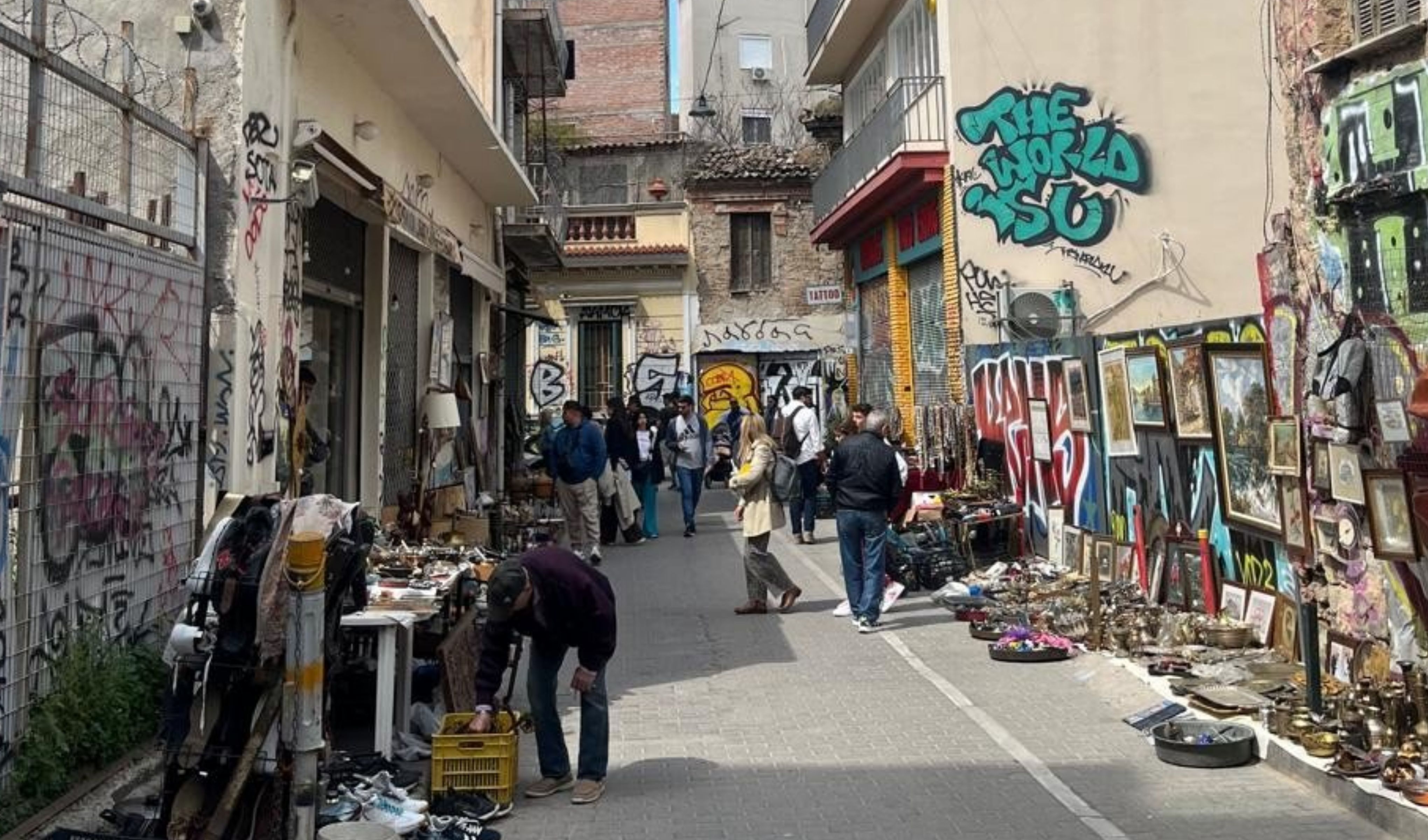 Perdiéndonos entre las reliquias y el arte callejero de Monastiraki. Un tesoro en cada rincón.
