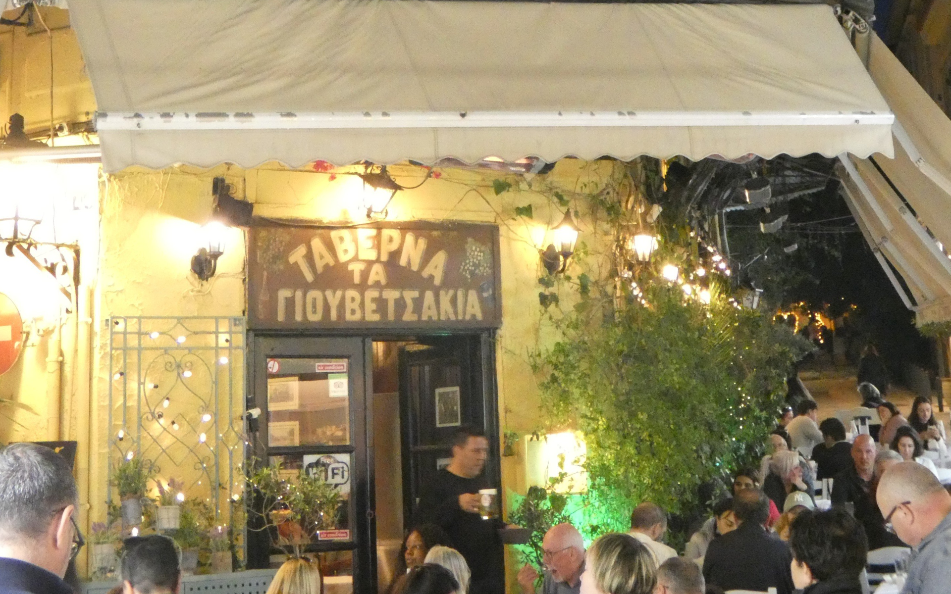 Las tabernas de Plaka cobran vida de noche: el lugar perfecto para probar un auténtico moussaka bajo las estrellas.