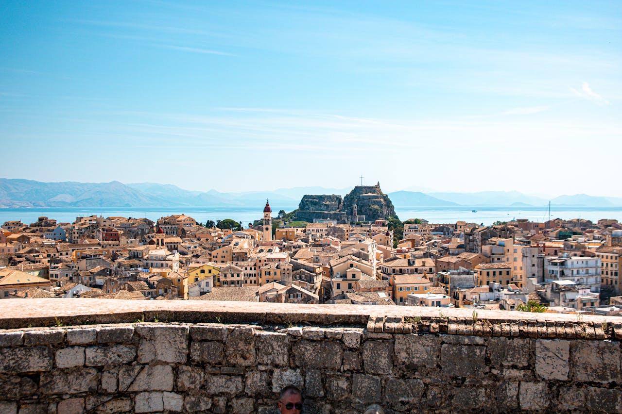 Vista panorámica desde la isla de Corfú, Grecia.