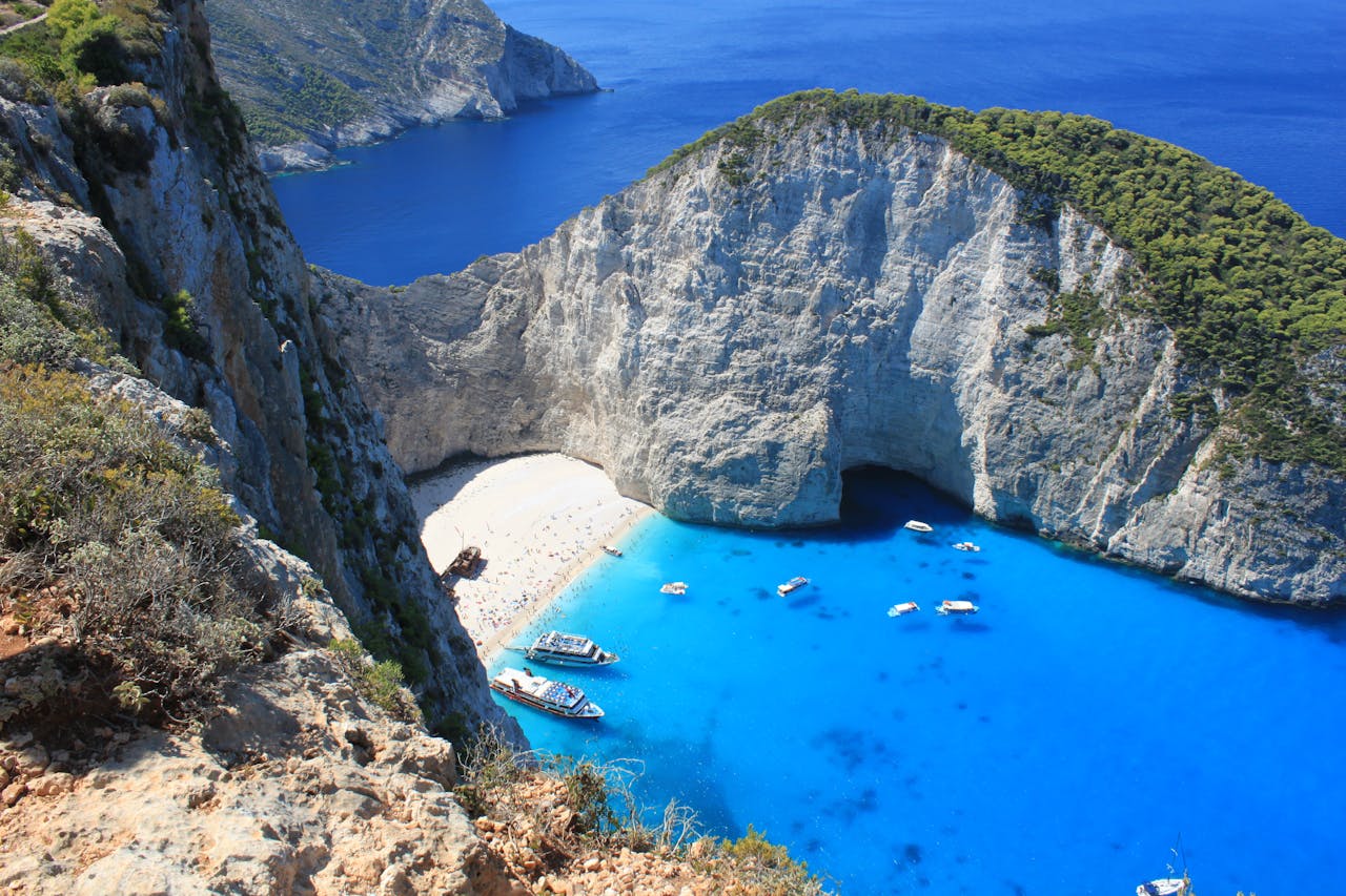 Panorámica de la Playa del Navagio con su famoso barco naufragado en Zakynthos.