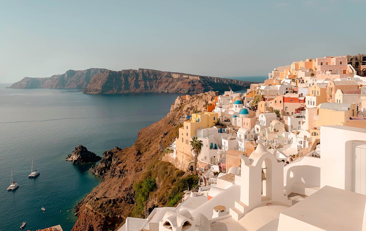 Iglesias de cúpulas azules con vistas a la caldera volcánica en Santorini.
