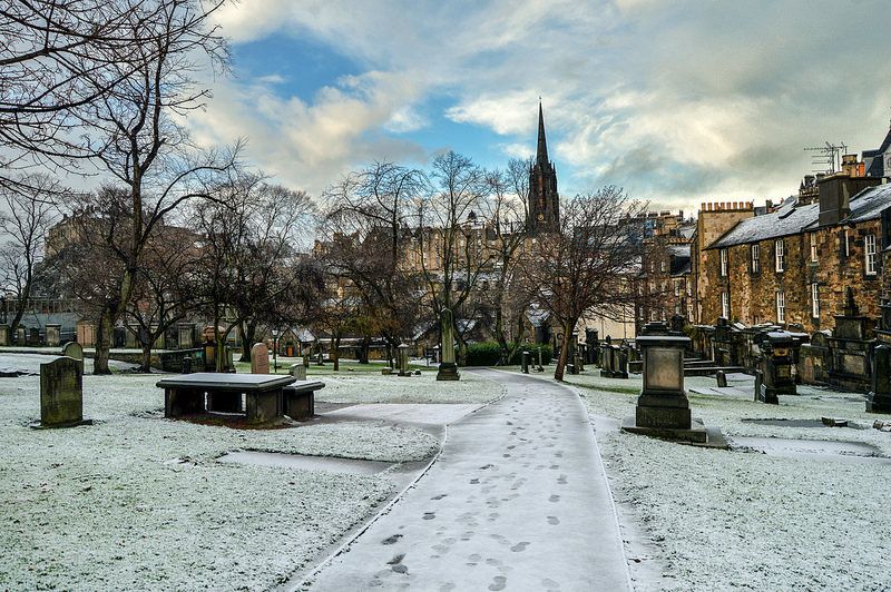 Cemitério de Greyfriars durante o inverno em Edimburgo, Escócia.