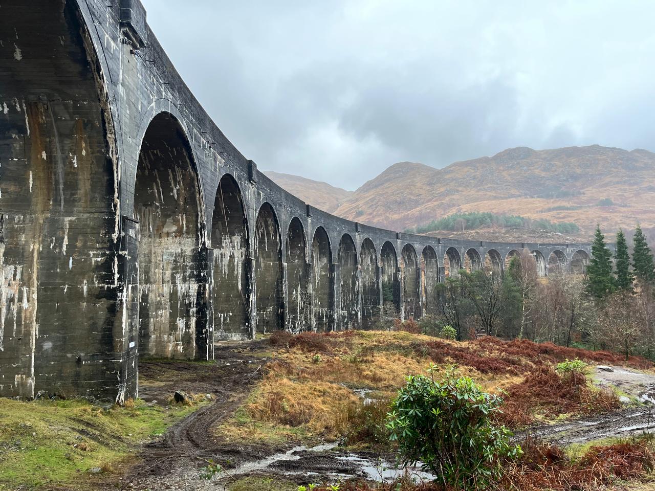 Vista de perto do Viaduto de Glenfinnan sem o trem, mostrando sua impressionante estrutura de concreto.