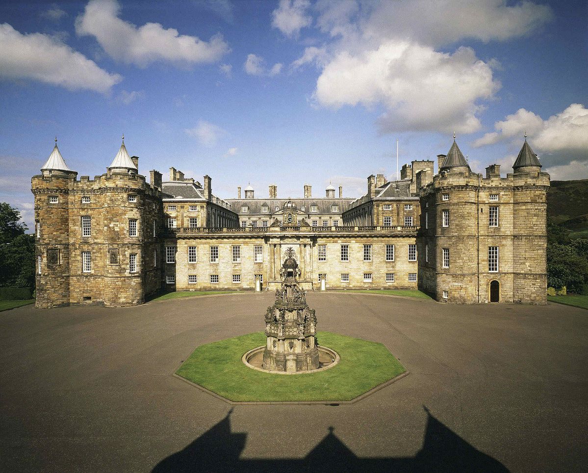 Vista exterior do Palácio de Holyroodhouse, o encerramento perfeito no final da Royal Mile. Edimburgo, Escócia.