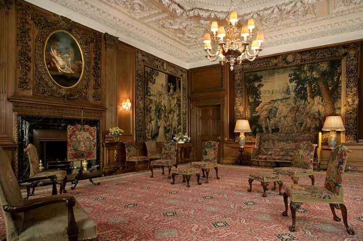 Quartos históricos de madeira e tapeçarias do Palácio de Holyroodhouse em Edimburgo, pertencentes a Mary Stuart.
