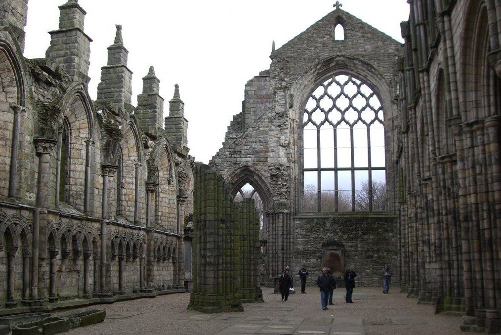 As ruínas sem teto da Abadia de Holyrood, junto ao palácio em Edimburgo.