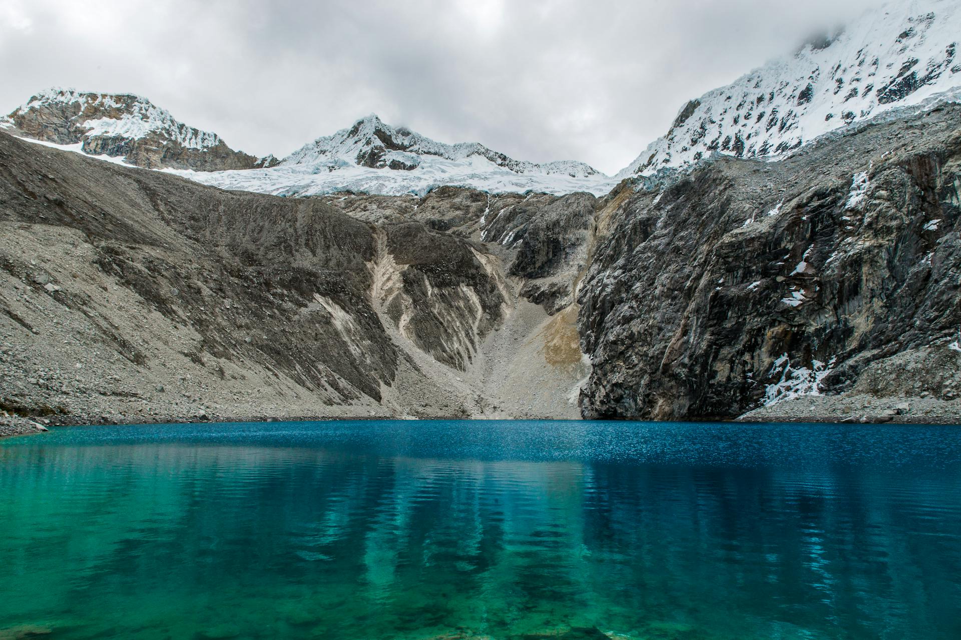 La Laguna 69. Es una de las joyas naturales más espectaculares de la Cordillera Blanca, situada en el Parque Nacional Huascarán, en la región de Áncash.