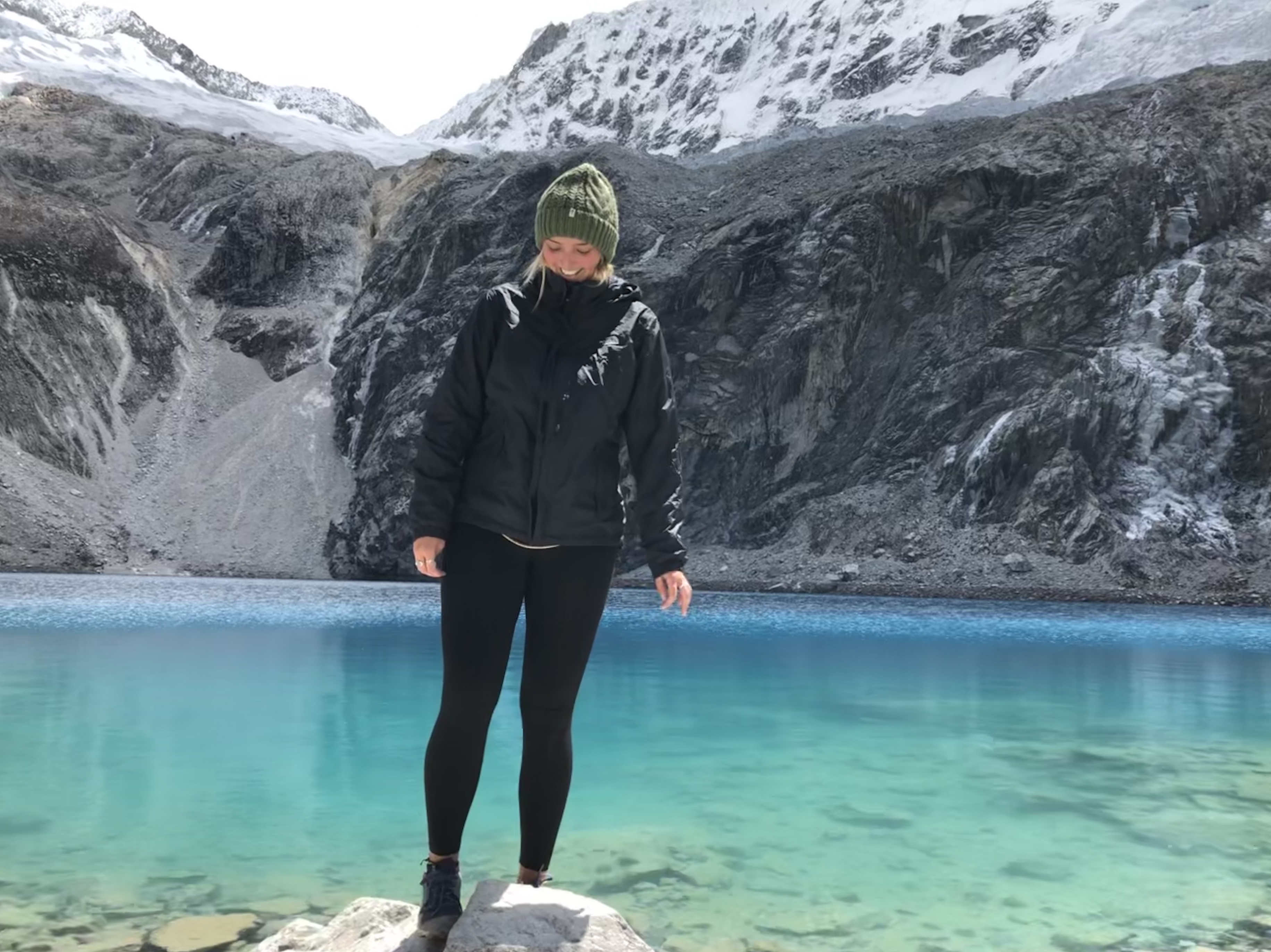 Sophie en la Laguna 69, Huaraz, Peru.