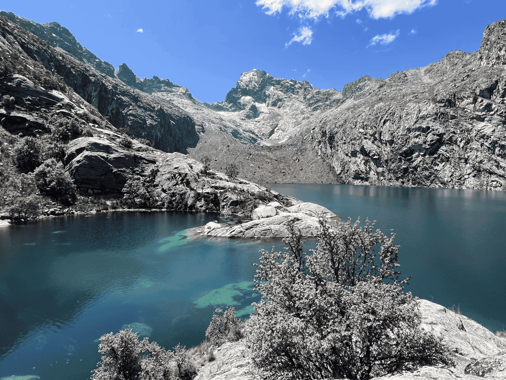 La Laguna Churup es un impresionante depósito de agua cristalina color turquesa y esmeralda situado a 4450 m.s.n.m. en el Parque Nacional Huascarán, cerca de Huaraz, Perú.