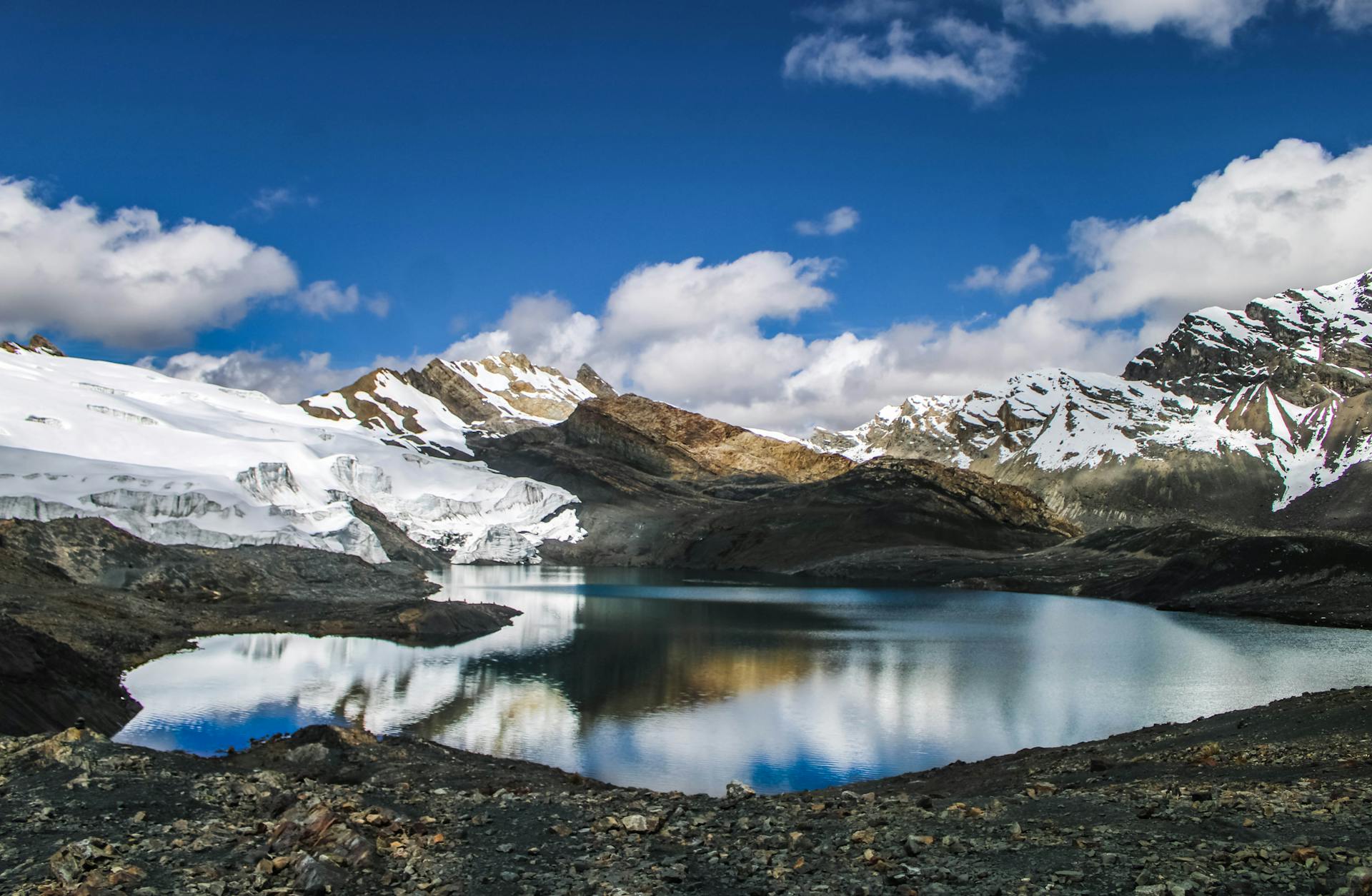 El Glaciar Pastoruri, situado en el Parque Nacional Huascarán (Ancash, Perú) a más de 5,000 m.s.n.m. Es una impactante 'ruta del cambio climático' que retrocede rápidamente, con estimaciones de desaparición para el año 2043 o antes.