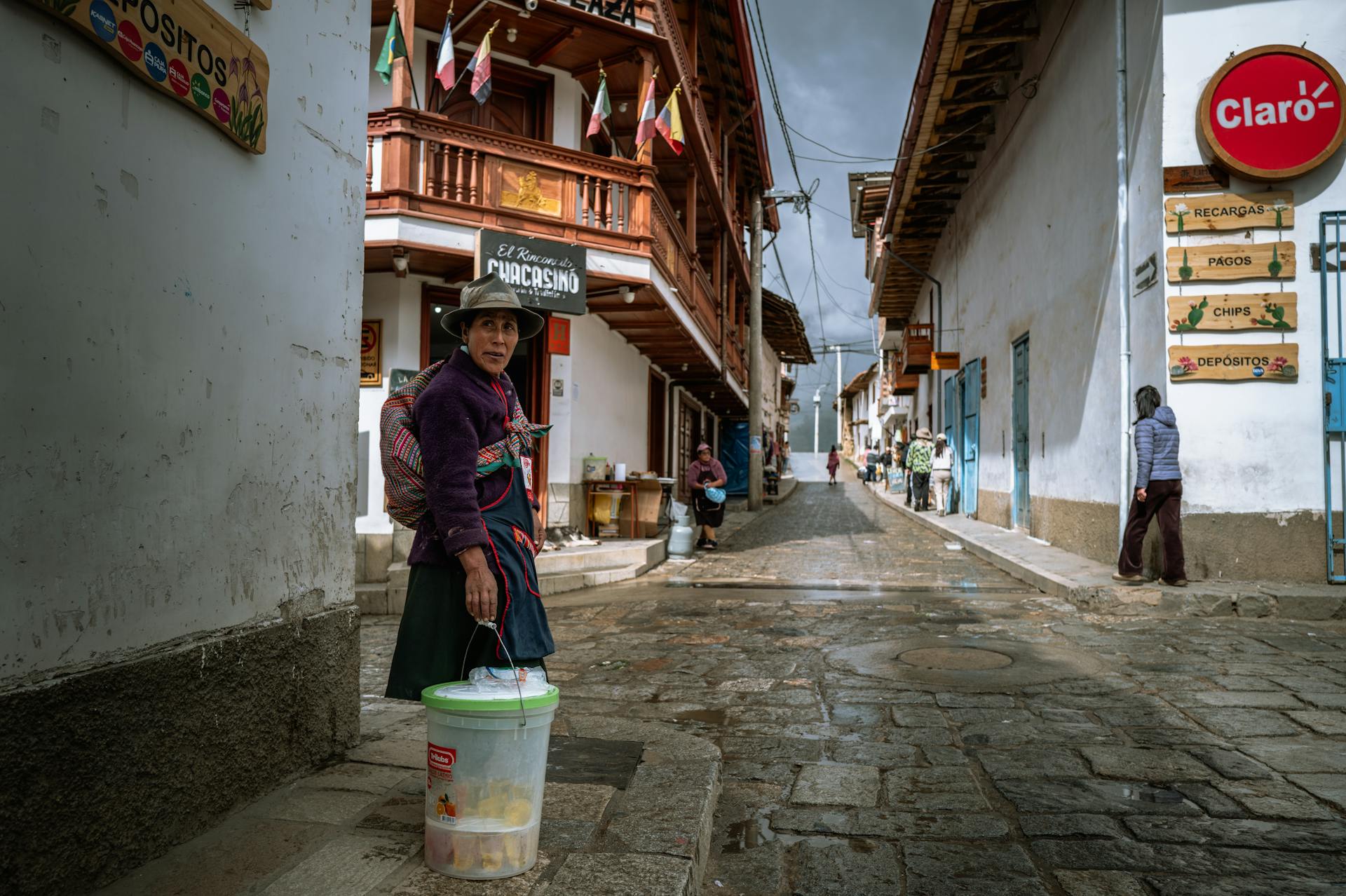 La vida cotidiana peruana en una animada calle de Huaraz, con su colorida arquitectura.