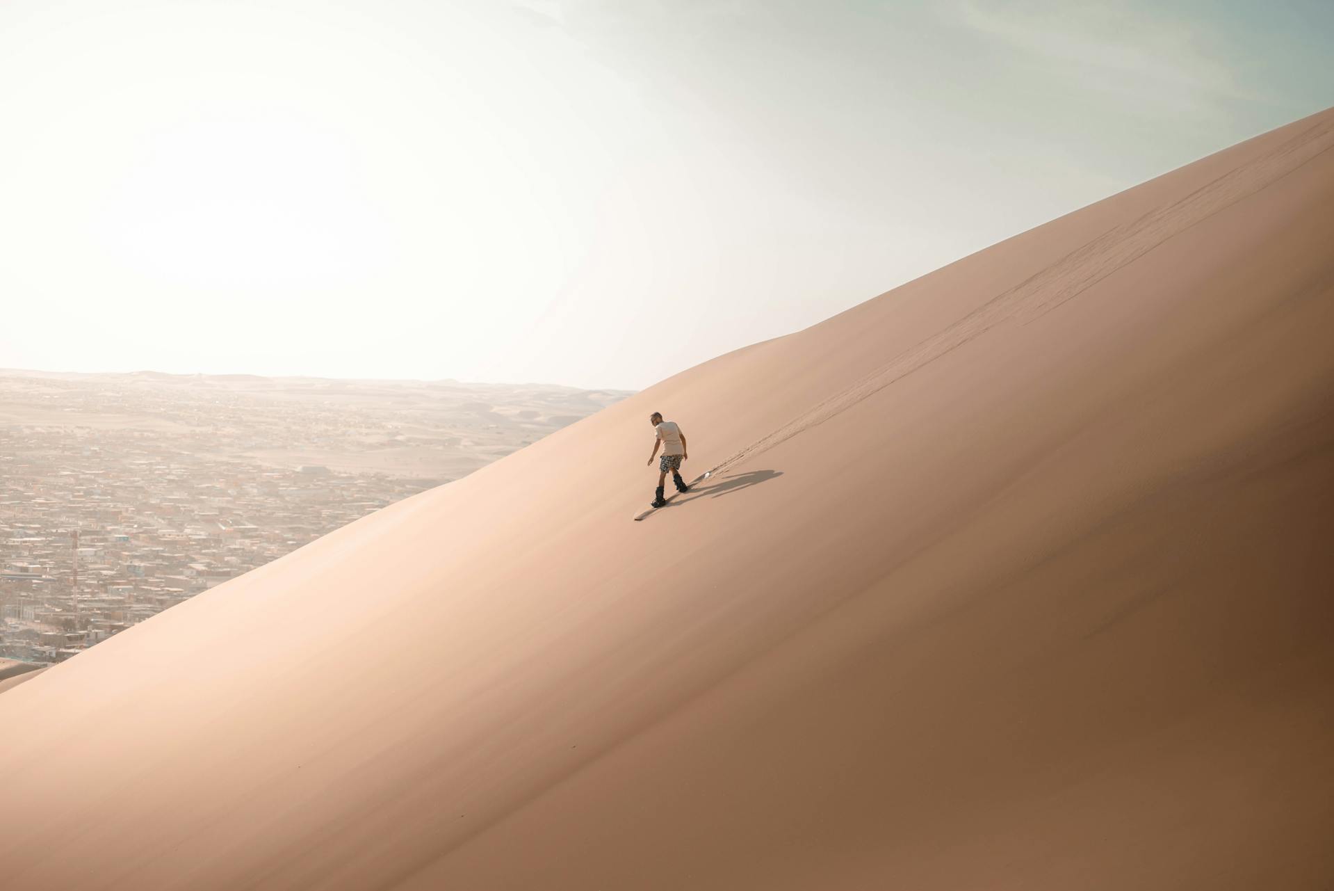 Sandboarding en las inmensas dunas del desierto de Ica, Perú.