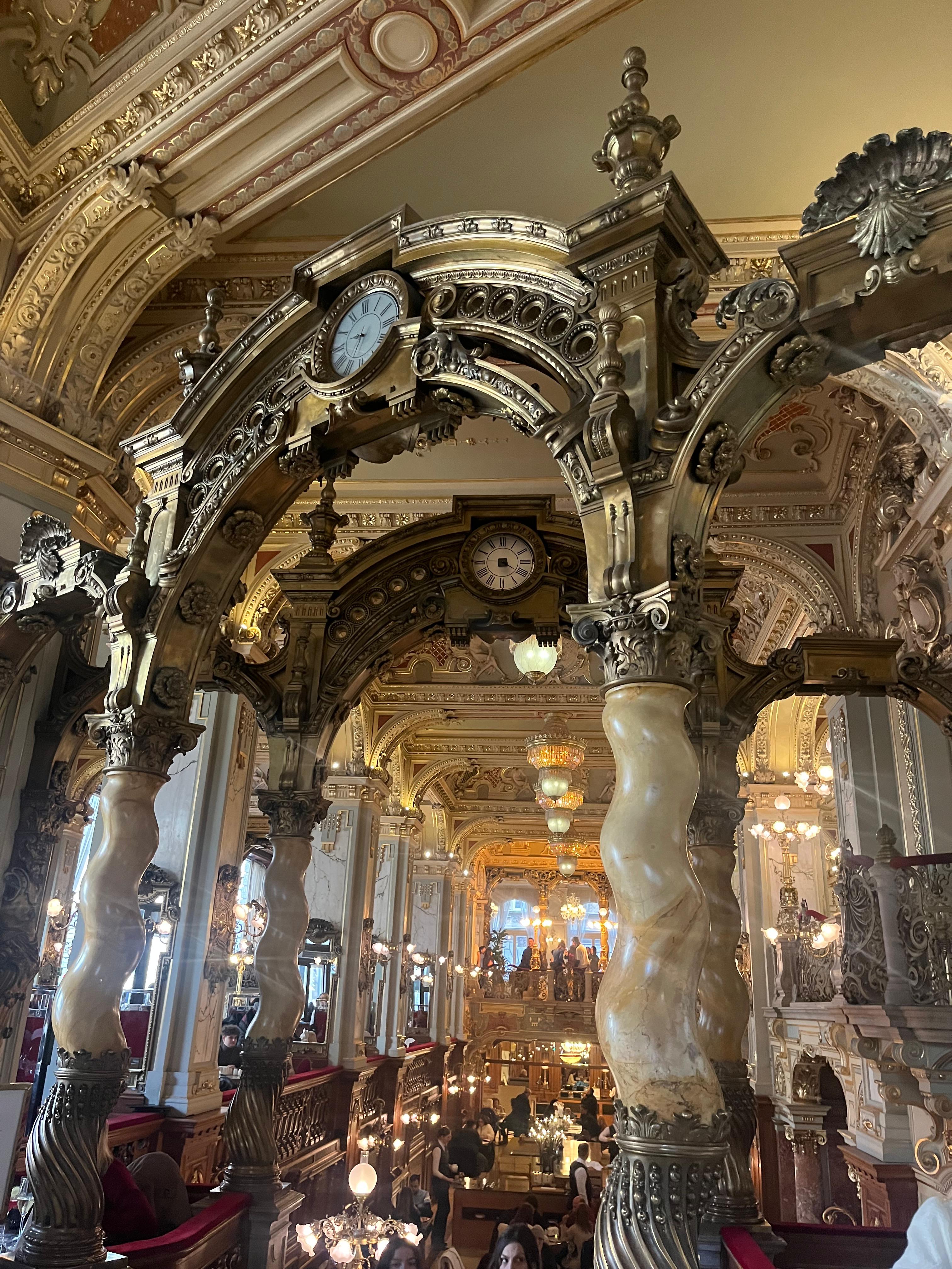 Cafe New York, en Budapest. Probablemente uno de los mas bellos del mundo.