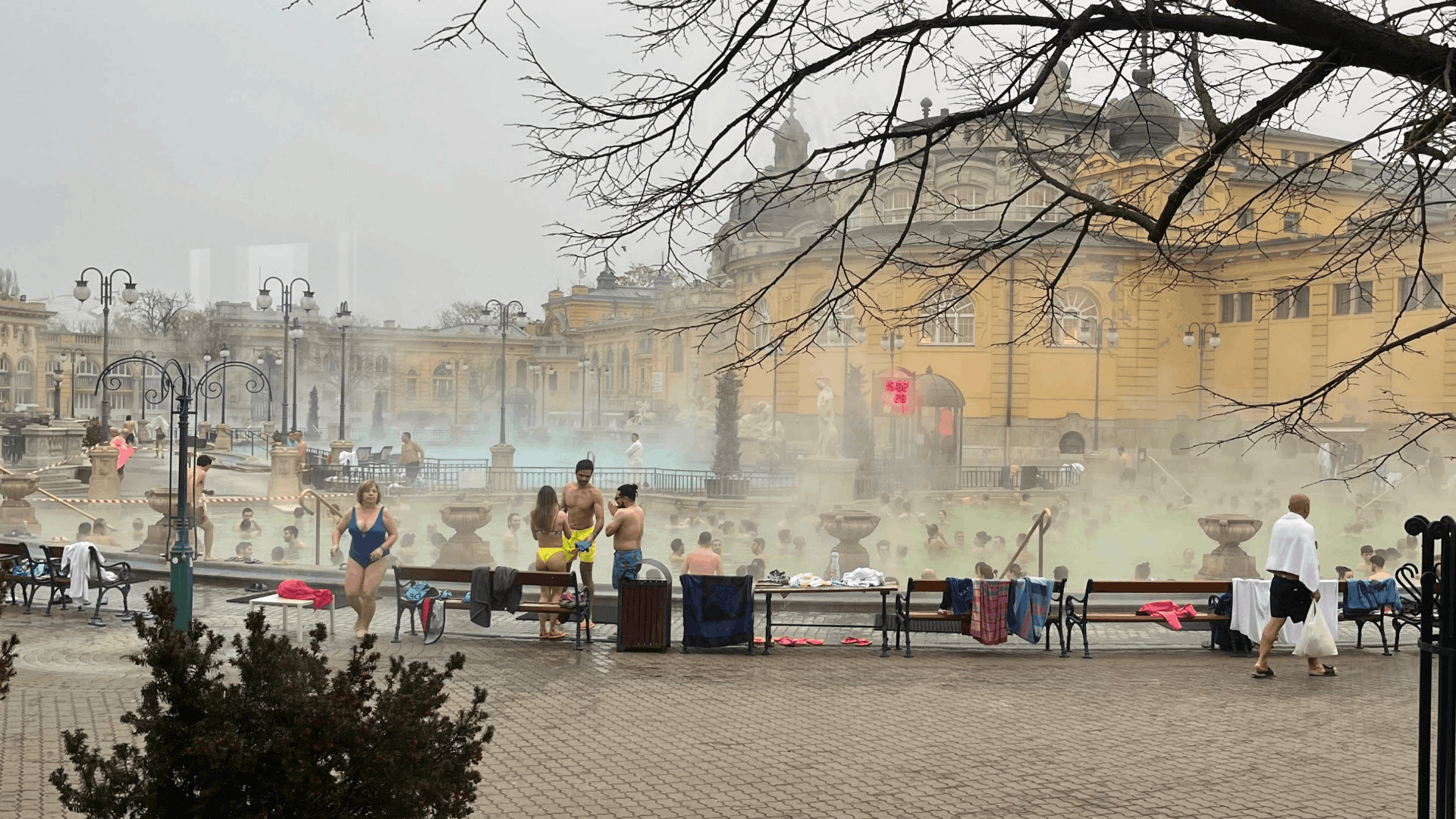 Baños termales de Széchenyi al aire libre, un dia de -2 grados, en Budapest, Hungría.