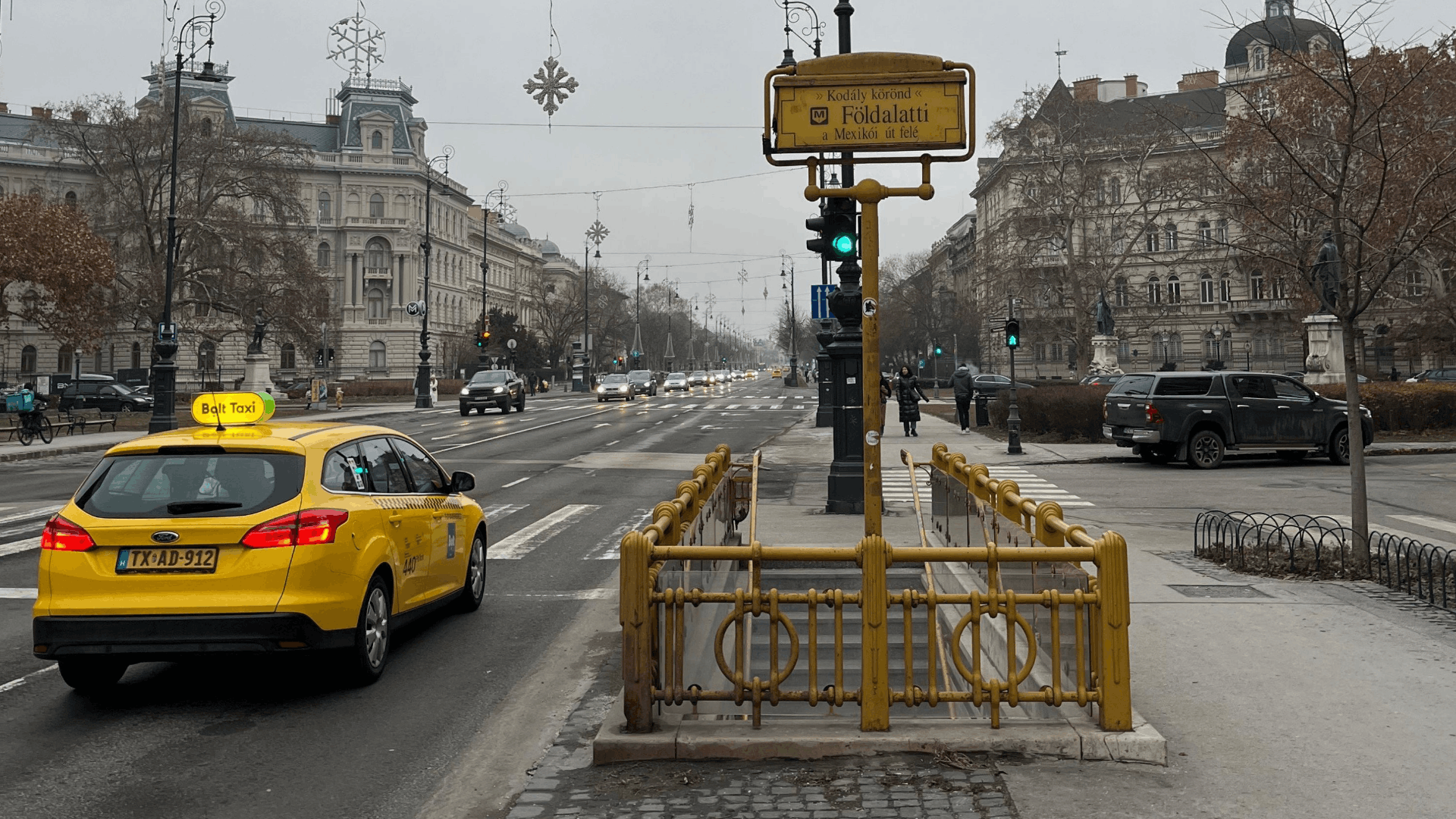 Calle urbana en Hungría con construcciones elegantes, arquitectura histórica y veredas amplias.