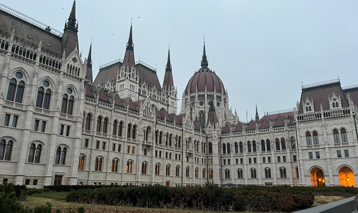  Parlamento de Hungría. Imponente edificio neogótico a orillas del Danubio, siendo el tercero más grande del mundo.