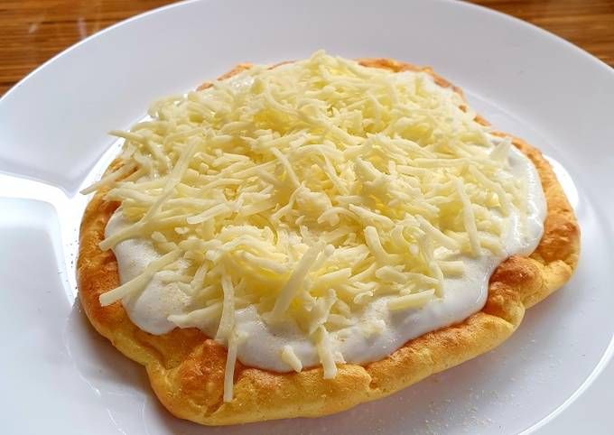 Lango. Es el snack callejero más popular de Hungría y, aunque a menudo se lo llama la 'pizza húngara'.