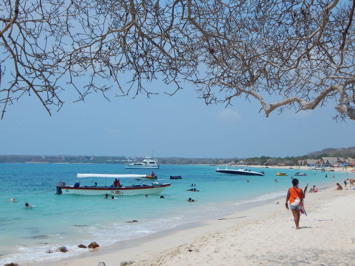 Si caminás unos minutos por la orilla desde Playa Blanca, encontrarás playas más tranquilas sin turismo masivo para relajar.