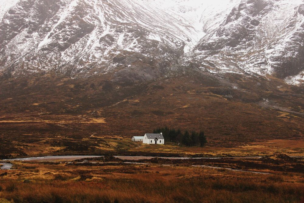 A casinha branca, um clássico das Highlands junto ao vale de Glencoe, Escócia.