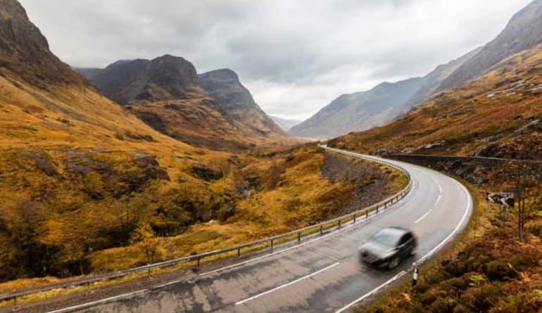 A panorâmica deslumbrante das montanhas de Glencoe sob um céu cinzento típico das Terras Altas.