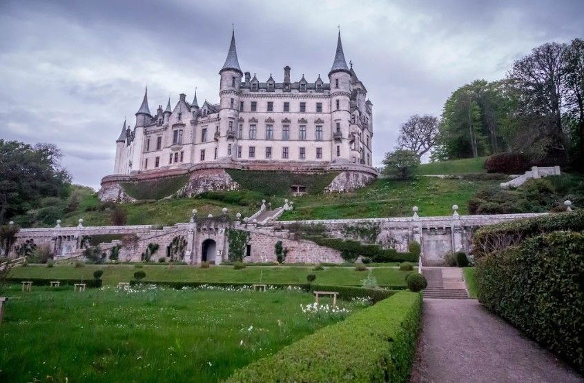 Fachada em estilo francês do Castelo de Dunrobin no norte da Escócia.