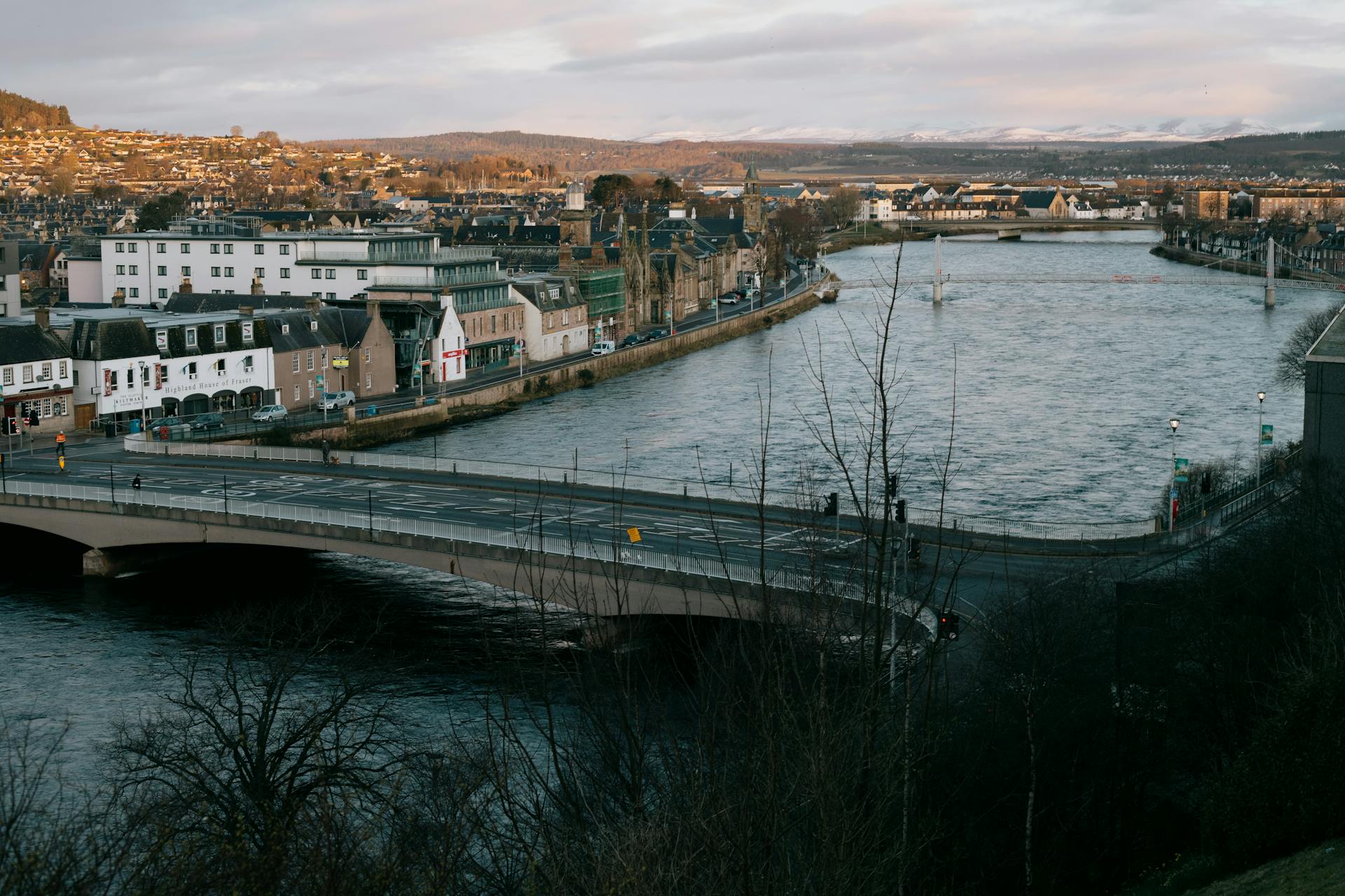 Vista panorámica de la ciudad de Inverness con el río Ness cruzando el centro histórico.