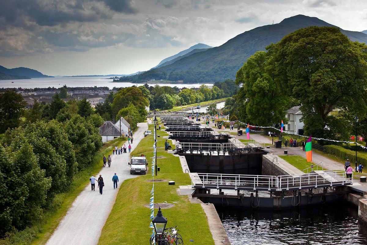 Caminata por el Canal de Caledonia cerca de Inverness, un lugar de paz y naturaleza.