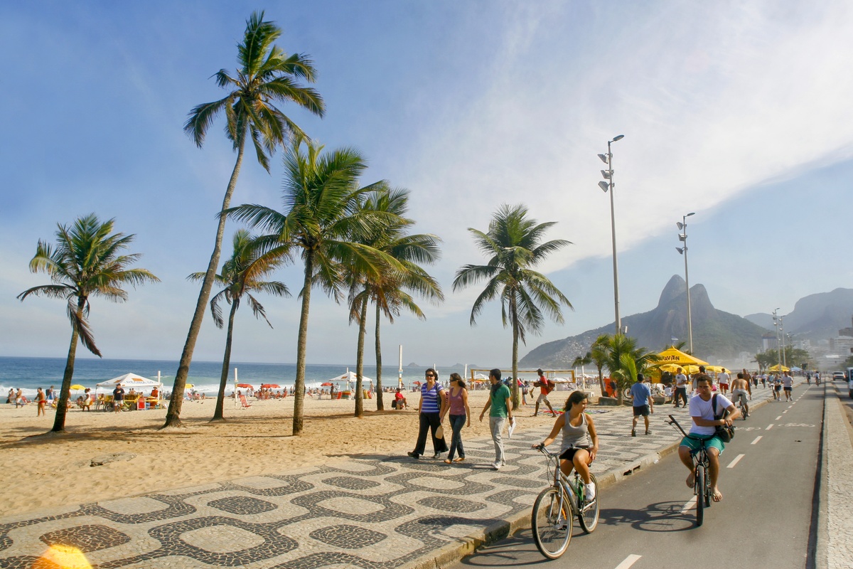 Paseo marítimo y playa de Ipanema en un día soleado, Río de Janeiro, Brasil.
