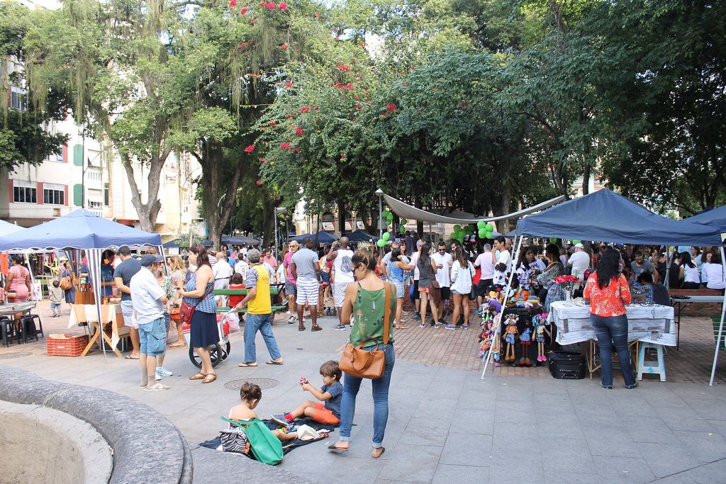 Feira Hippie de Ipanema los domingos en Praça General Osório, Río de Janeiro, Brasil.