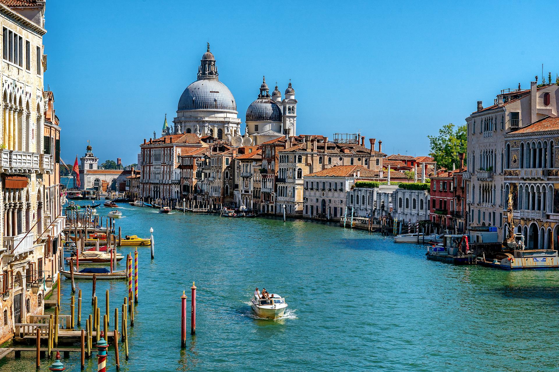 Impresionante vista diurna del Gran Canal de Venecia, con góndolas y arquitectura histórica.