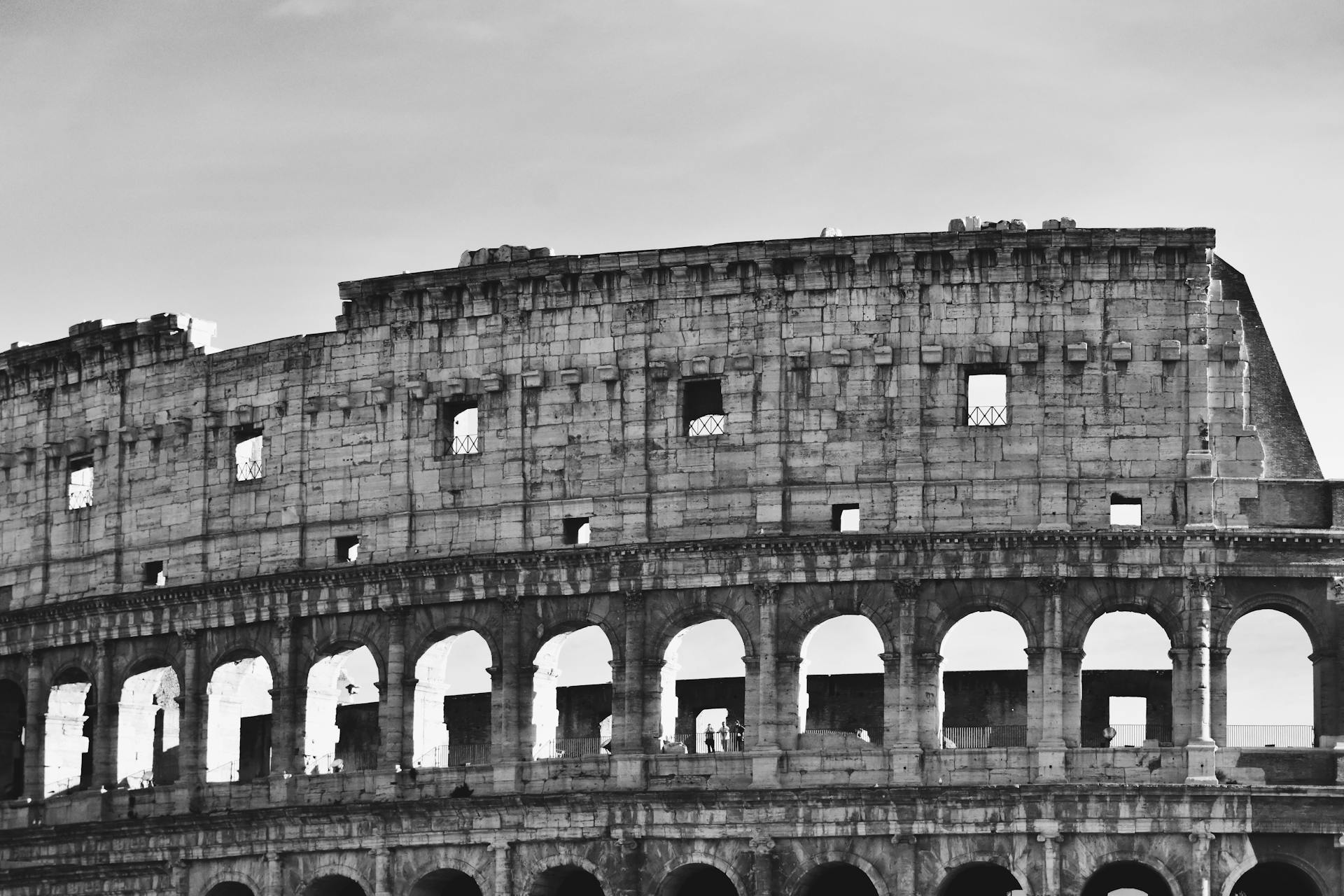 El Coliseo Romano, originalmente conocido como el Anfiteatro Flavio, es el símbolo más emblemático de la Antigua Roma y el anfiteatro más grande jamás construido.