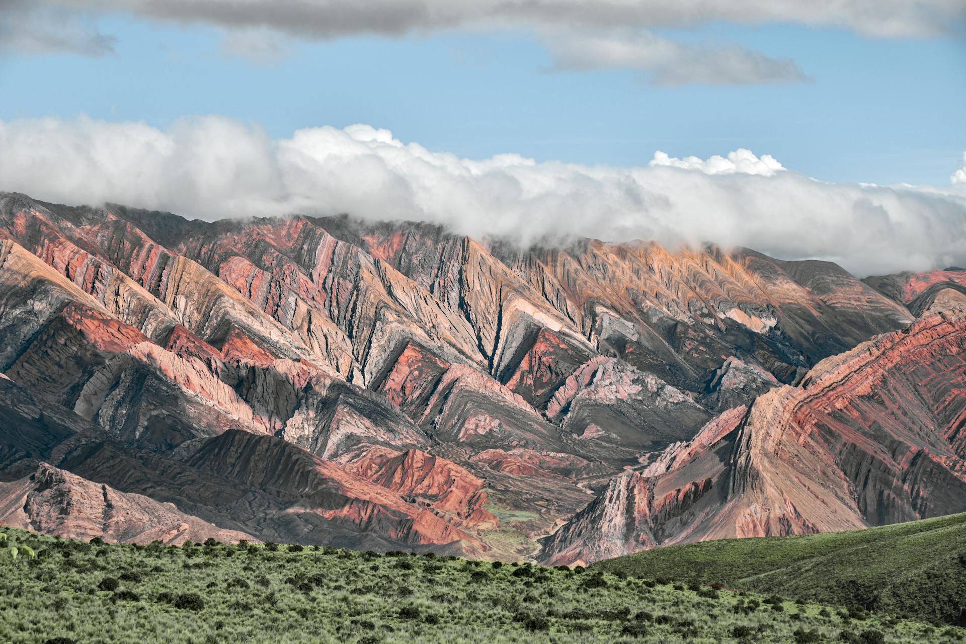 Viajar por Salta y Jujuy implica recorrer un circuito unificado donde las fronteras provinciales se diluyen. La combinación de ambas ofrece un paisaje de contrastes extremos: desde selvas de montaña (Yungas) y valles productivos, hasta quebradas multicolores y salares desérticos a más de 3.400 metros de altura.