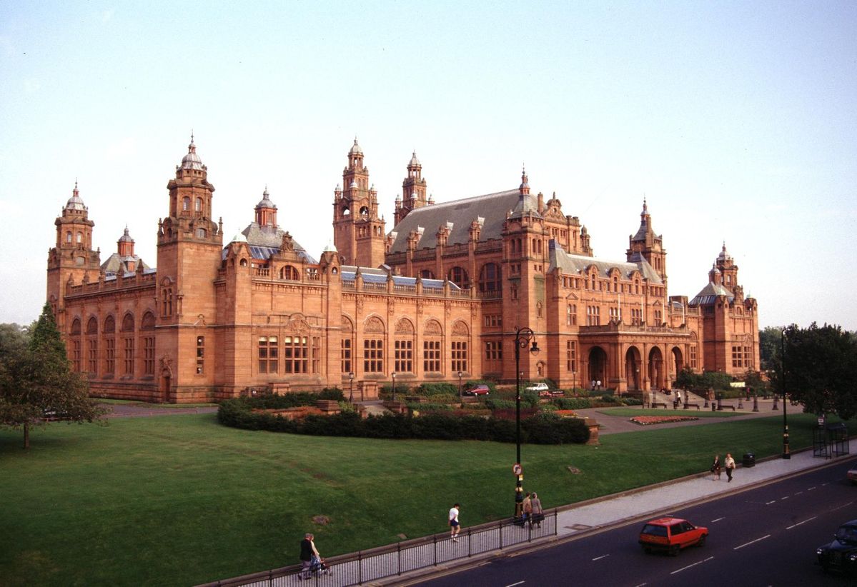 Fachada exterior de pedra vermelha do imponente edifício barroco espanhol da Galeria de Arte e Museu Kelvingrove em Glasgow.