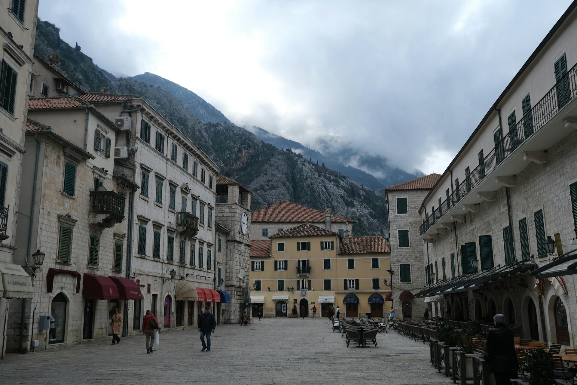 El Casco Antiguo de Kotor (Stari Grad), en Montenegro, es una joya medieval amurallada, declarada Patrimonio de la Humanidad por la UNESCO.
