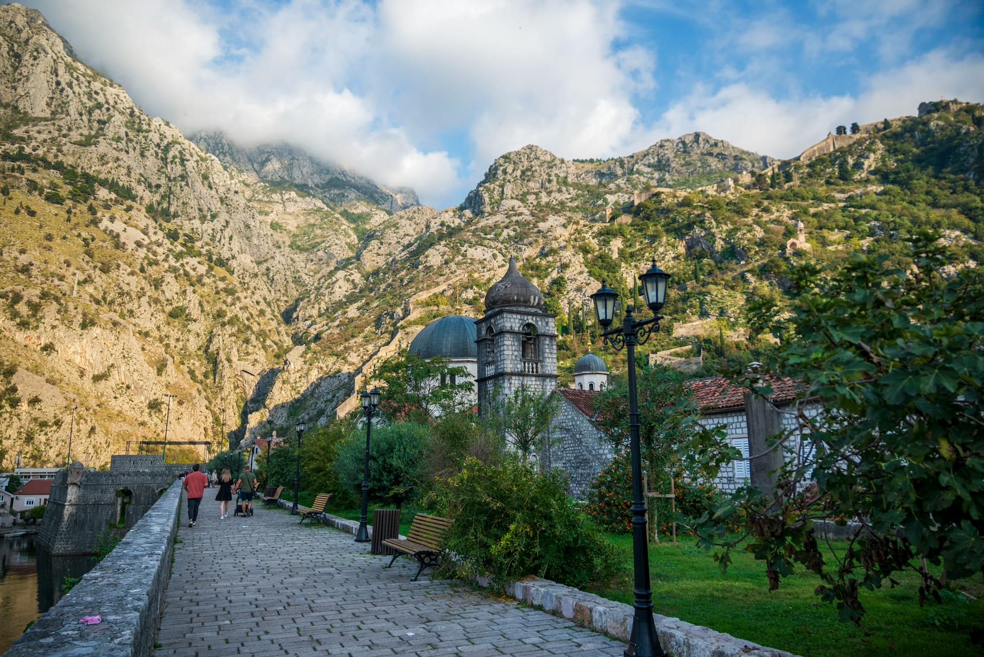 Paseo junto al mar, rodeado de montañas impactantes, en Kotor, Montenegro.
