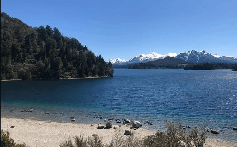 Vista desde la playa del Lago Moreno en Bariloche, Argentina