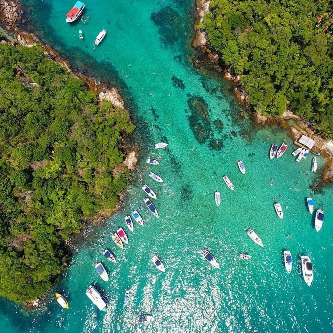 Vista aérea de barcos y lanchas amarrados en las aguas cristalinas de Lagoa Azul.