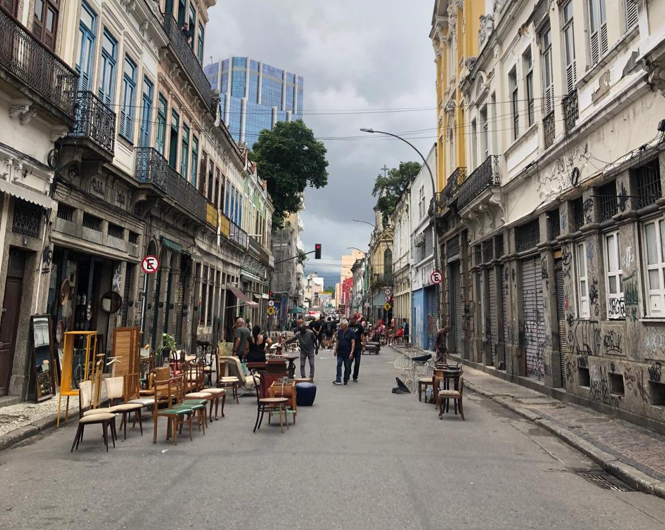 Feria de antiguedades en las calles del barrio de Lapa, Río de Janeiro.