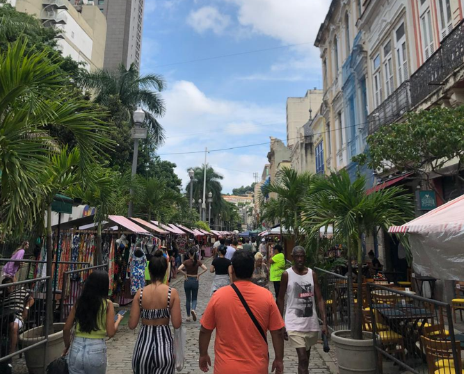 Feria callejera un día domingo en las calles del barrio de Lapa, Río de Janeiro.