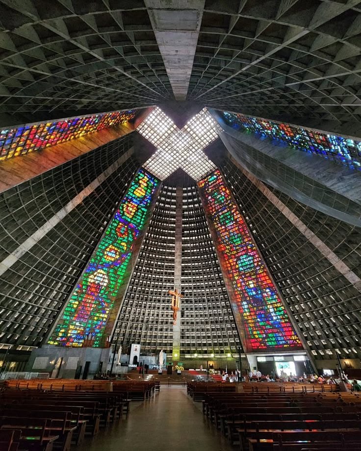 Vista interior de los coloridos vitrales gigantes de la Catedral Metropolitana de Río de Janeiro.
