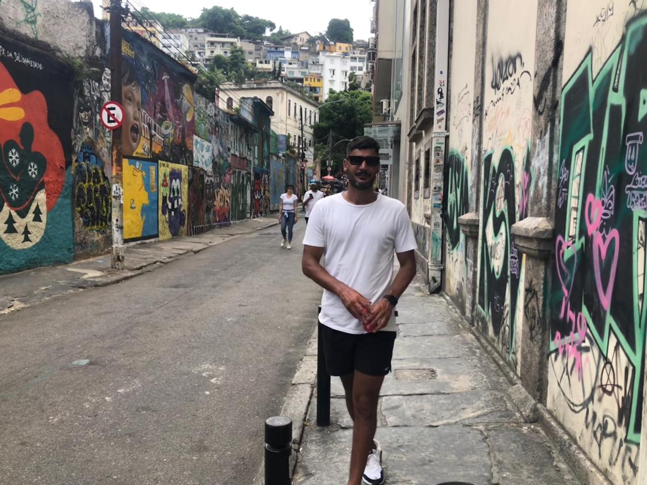 Ruas de acesso à Escadaria Selarón no bairro da Lapa, Rio de Janeiro.