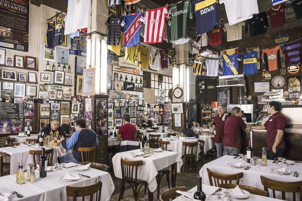 Interior de Bodegón tradicional de La Boca, Buenos Aires.