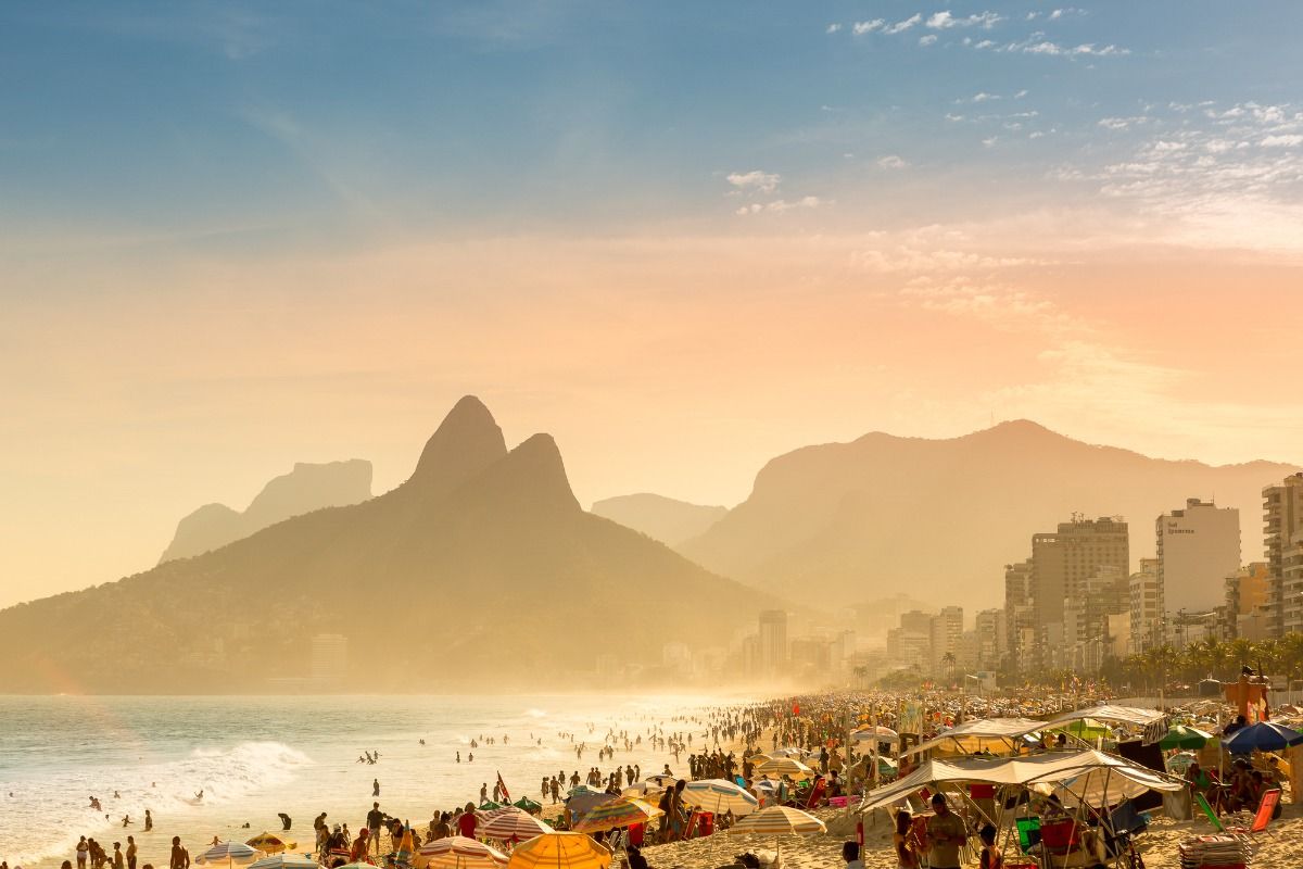 Praia do Leblon com o Morro Dois Irmãos ao fundo no Rio de Janeiro.