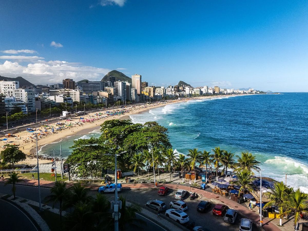 Vista panorâmica da orla do Leblon e Ipanema a partir do Mirante do Leblon no Rio de Janeiro.