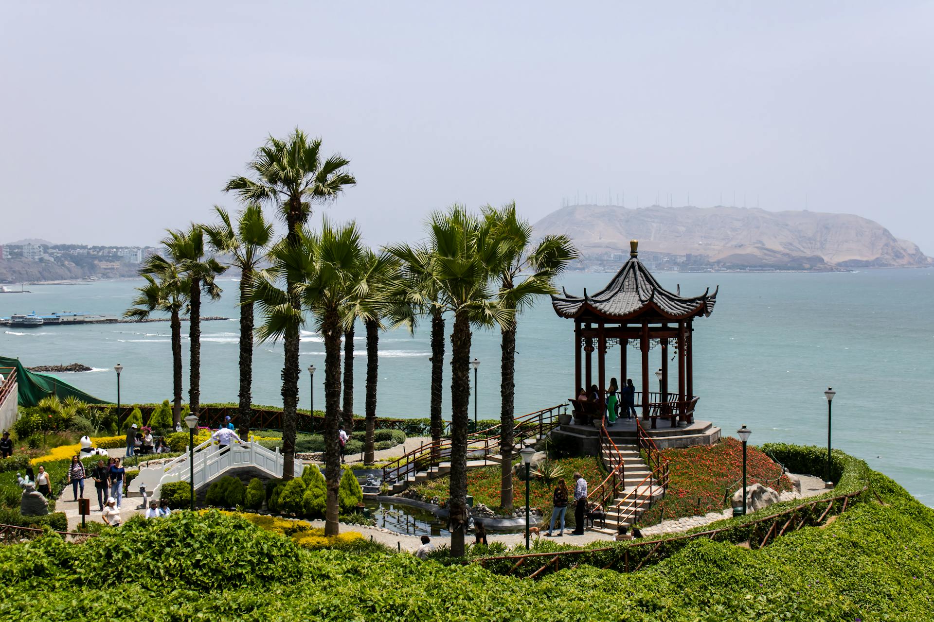 Vista panorámica de una glorieta rodeada de palmeras y el océano en Lima, Perú.