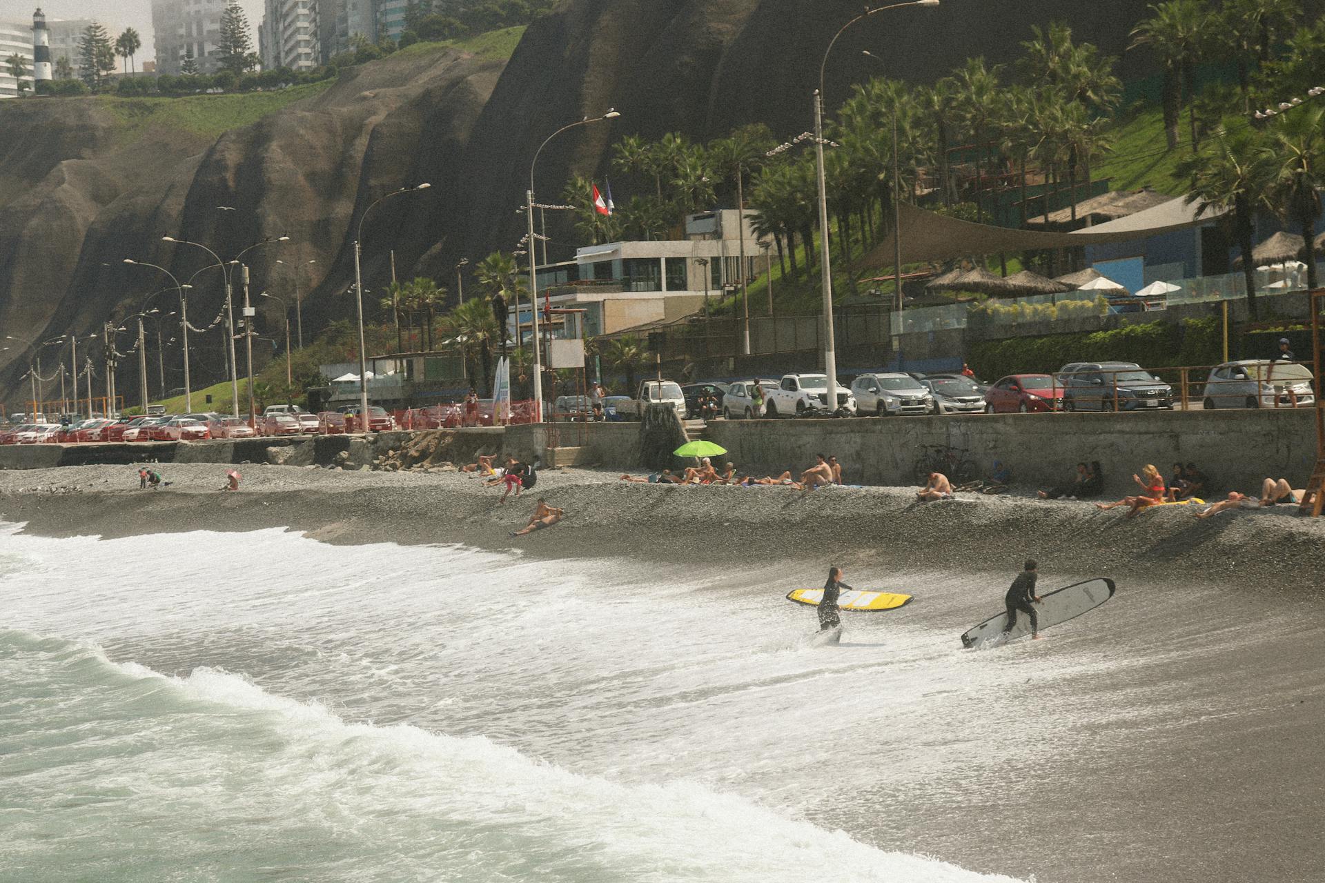 Surfistas disfrutando de las olas de Lima. El surf es una actividad muy practicada en sus rocosas playas.