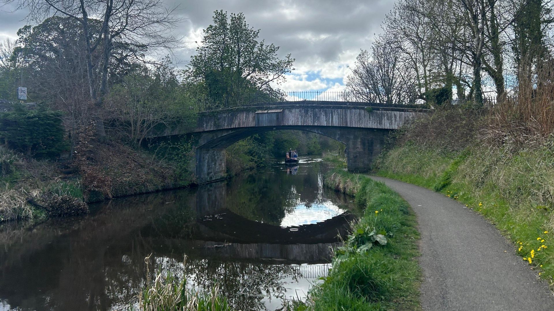 The Union Canal passing through Linlithgow, where it is common to see colorful narrowboats. From here you can walk along the old towpath or even hop on one of these boats for a relaxed tour.