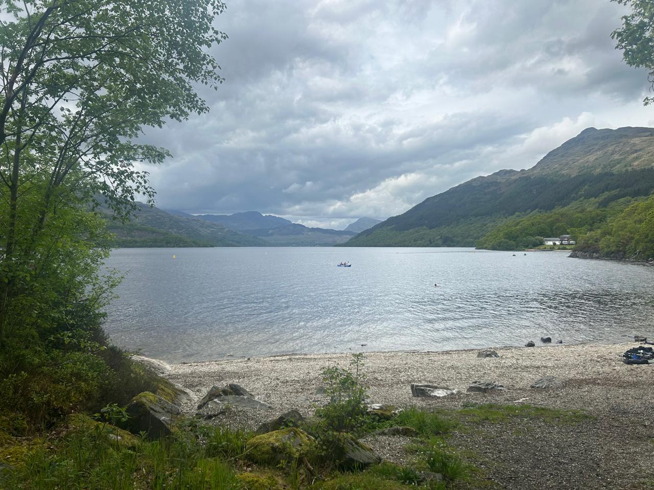 Uma das muitas margens do Loch Lomond, Escócia.