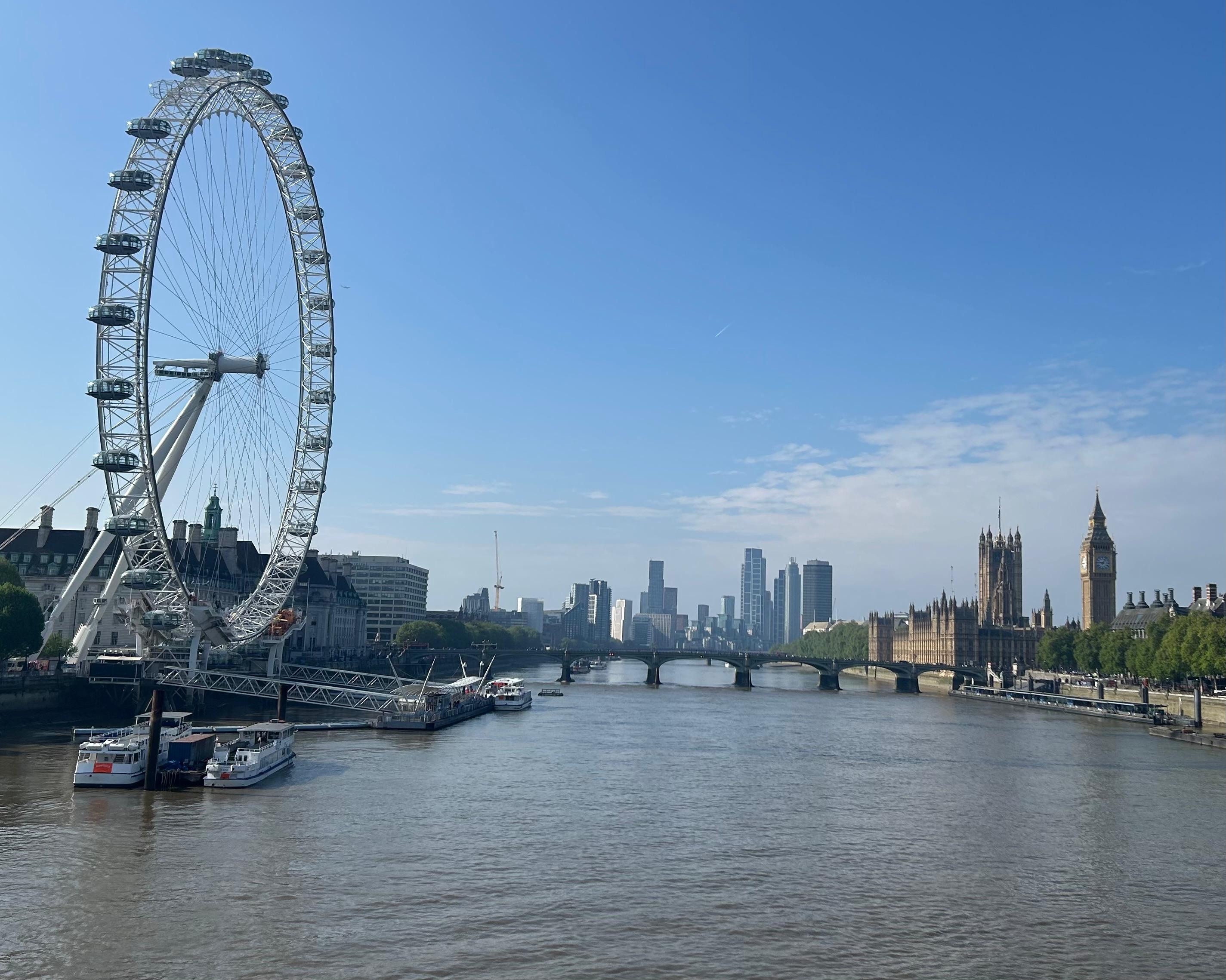 Vista panorámica del Westminster Bridge, el Big Ben y el London Eye sobre el río Támesis.